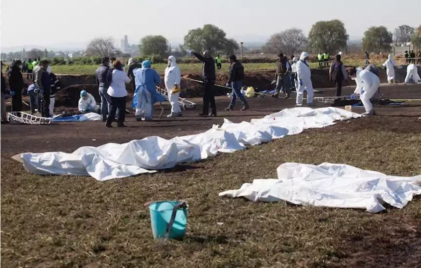 Suben a 107 los muertos por explosión de toma ilegal de gasolina en México