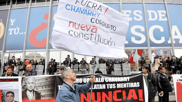 La céntrica Plaza San Martín fue el escenario de la concentración de trabajadores y estudiantes que protestaron exigiendo la salida de Chávarry