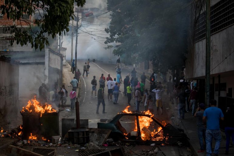 Venezolanos protestan por segunda noche consecutiva contra Maduro