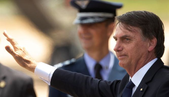 Bolsonaro desmiente a su ministro y pide una investigación en su partido