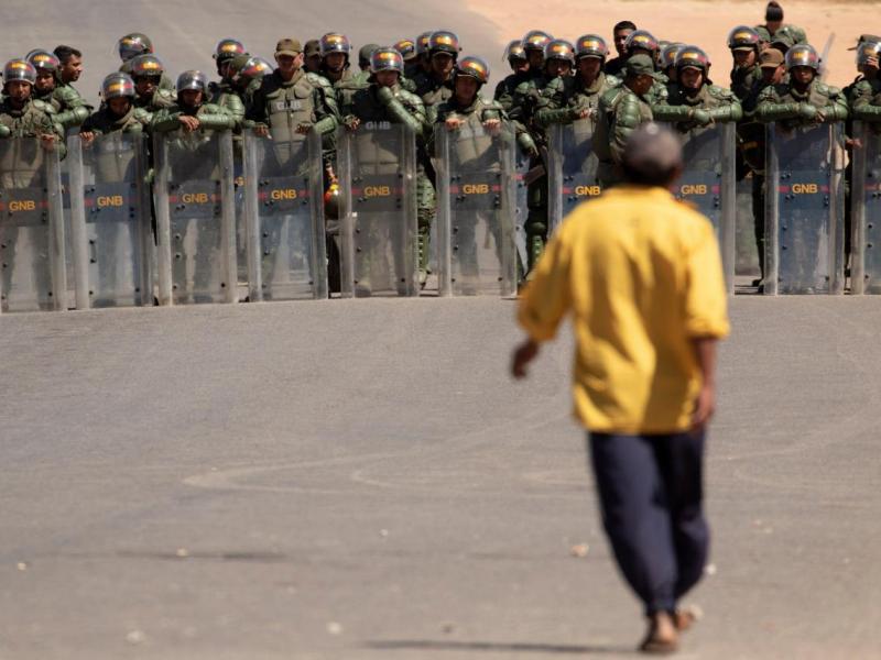 Desertan 85 militares venezolanos