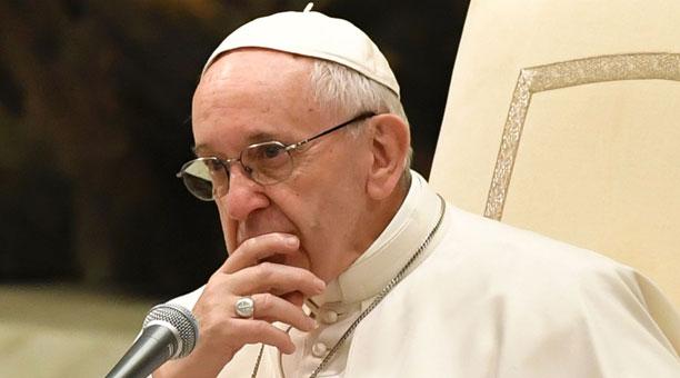 El papa dice que quien acusa a la Iglesia