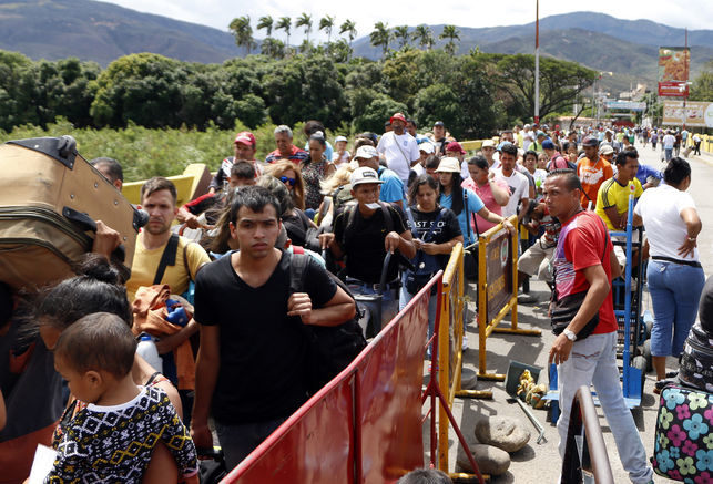 "Estamos mal": venezolanos ansían la llegada de ayuda humanitaria