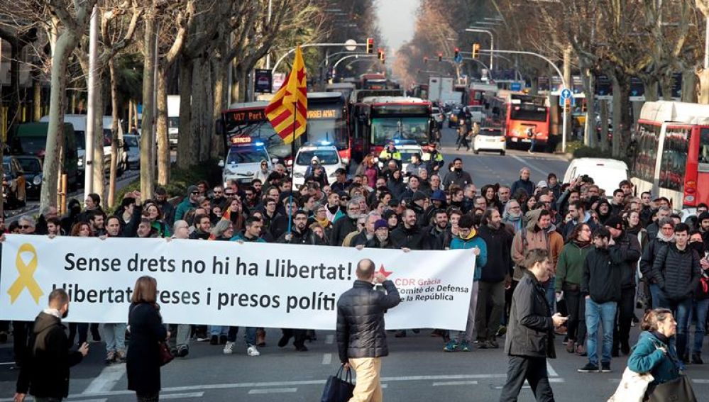 Independentistas catalanes bloquean carreteras