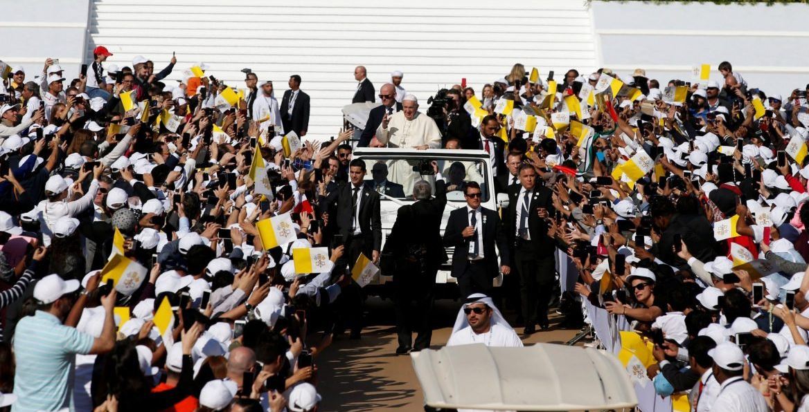 El papa pide a los cristianos en la península arábiga que sean "oasis de paz"