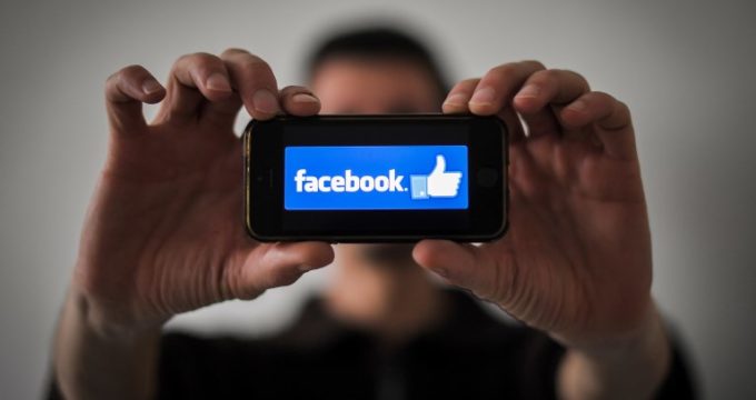 Parlamentarios británicos tildan a Facebook