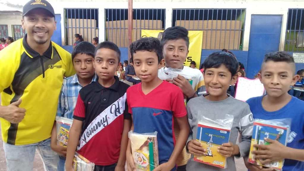 Cuadernos con Corazón entrega kits escuelas escasos recursos