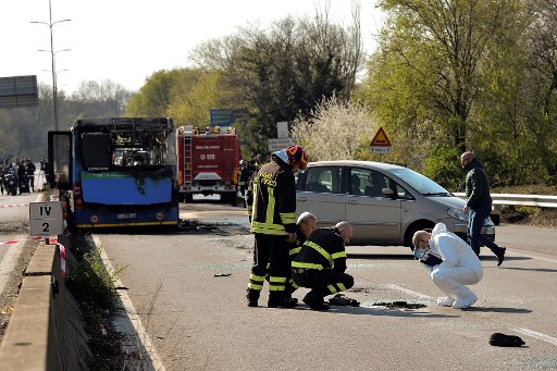 Autobús incendiado en Milán, Italia. Foto: AFP.