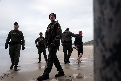 Un migrante centroamericano es detenido por la patrulla fronteriza de EEUU. Foto: AFP.