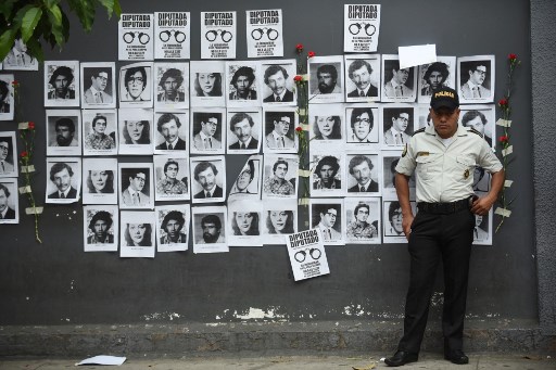 Fotos de desaparecidos en el conflicto armado. Foto: AFP.