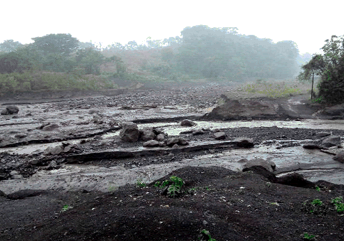 Volcán de Fuego lanza lahares. Foto: Conred