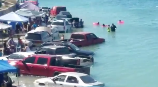 Playa inundada en México.