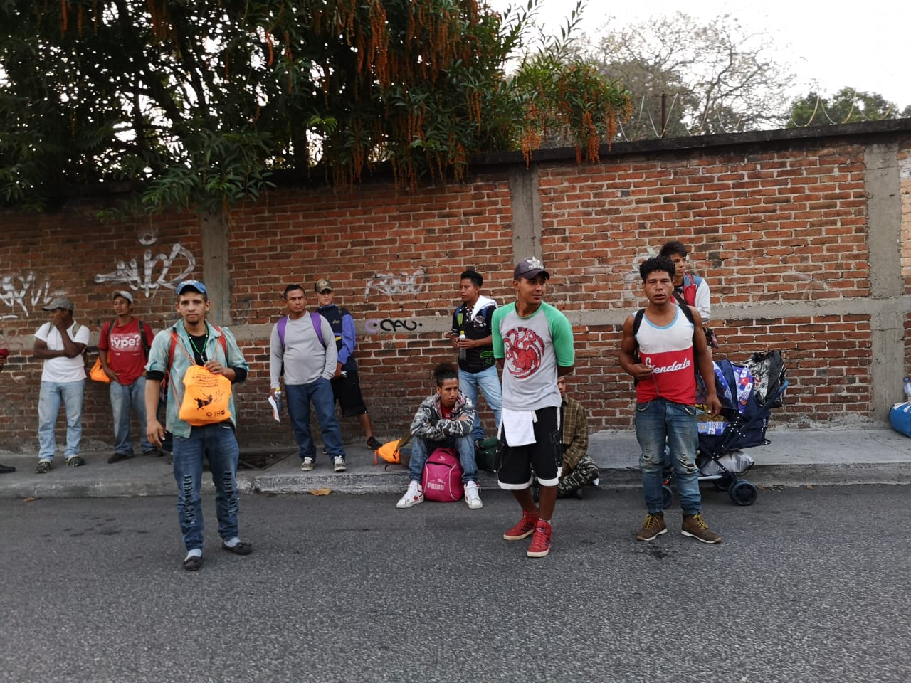 Migrantes hondureños salen de la Casa del Migrante. Foto: Daniel Tzoc