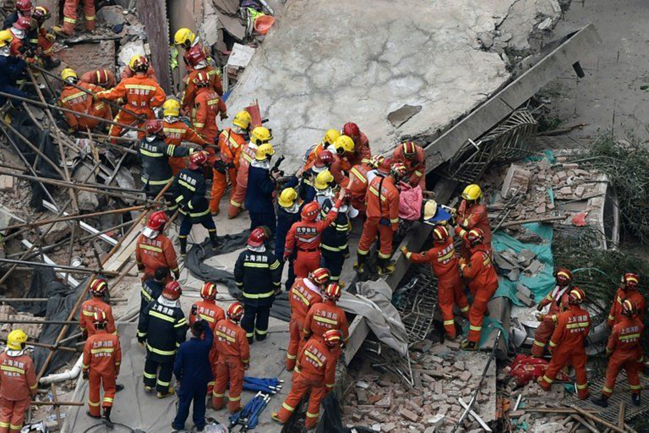 Diez muertos al desplomarse un edificio en Shanghái