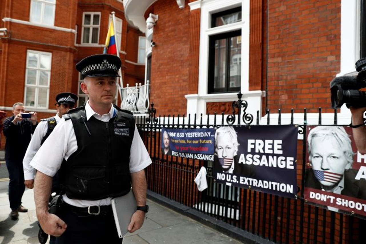 Ecuador registra papeles y ordenadores de Assange en Londres