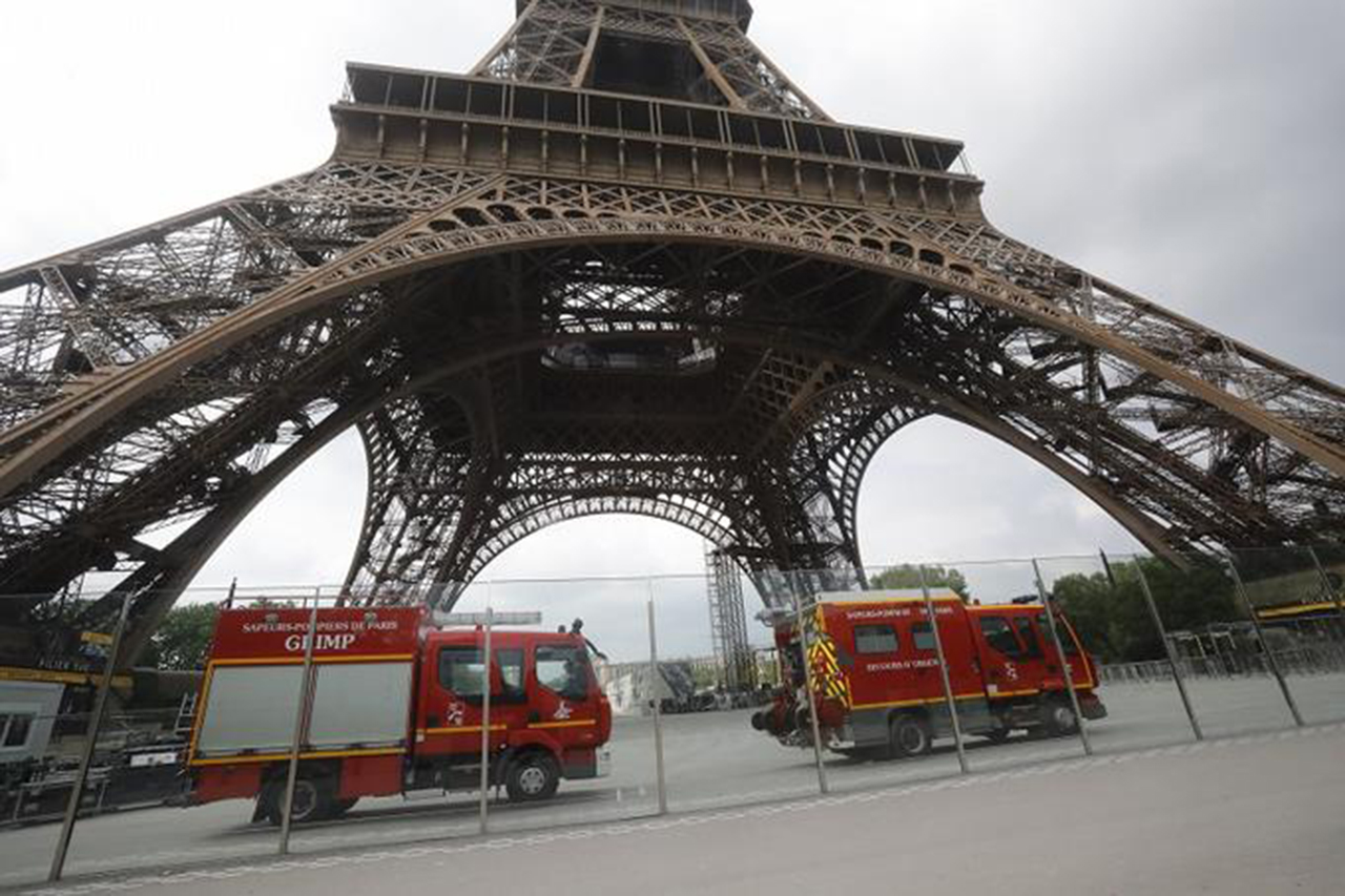 Evacúan la Torre Eiffel debido a un hombre visto escalando