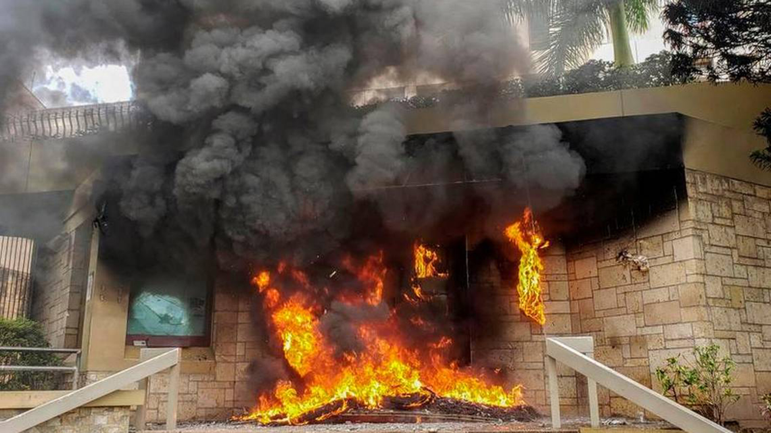 Queman llantas frente a la Embajada de EEUU en Honduras