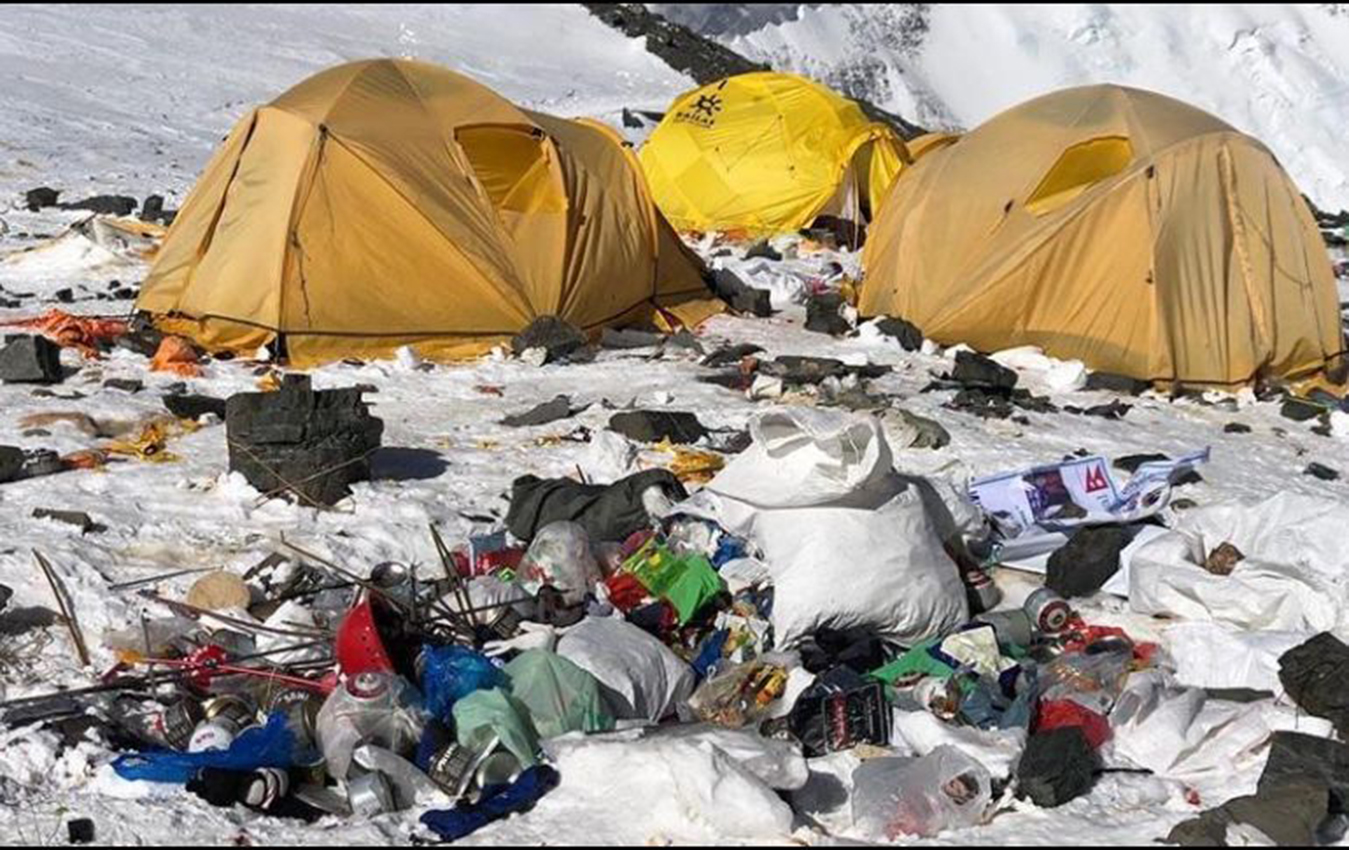 Recuperan cuatro cuerpos y recolectan diez toneladas de basura en el Everest-