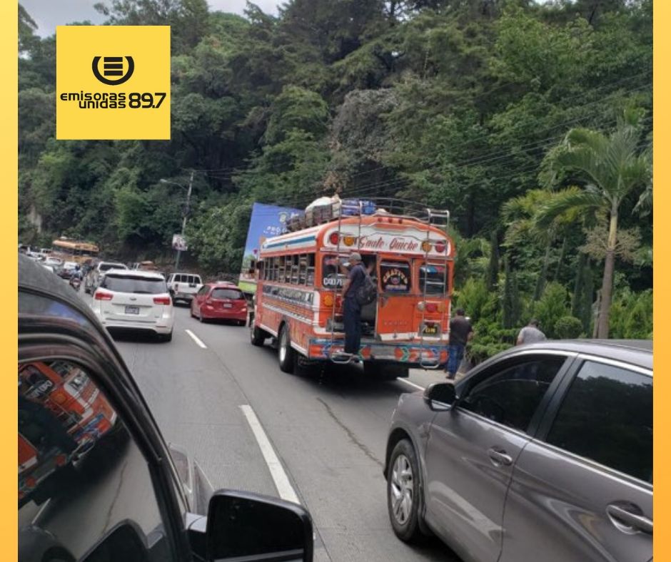 Hombre orina desde un bus de San Lucas.