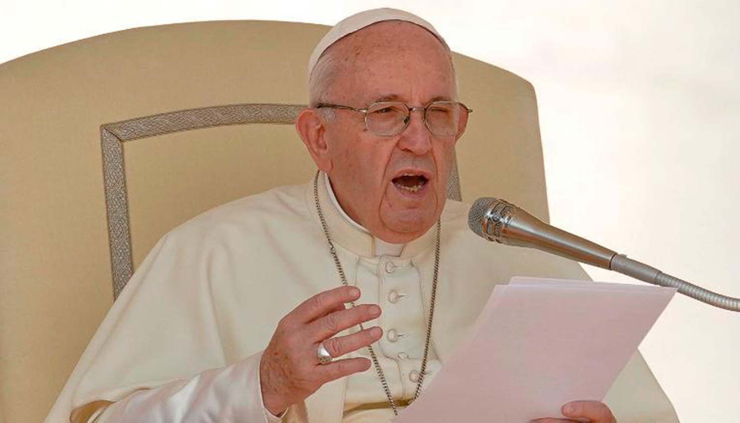 El papa dice que "no hay democracia con hambre, ni desarrollo con pobreza"