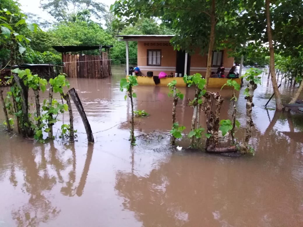 Inundaciones y deslaves en el interior del país.