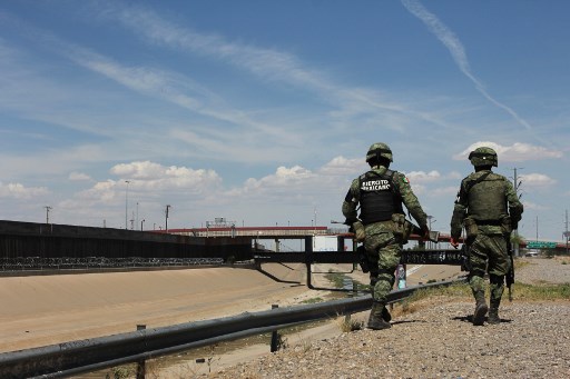 Ejército mexicano patrulla la frontera.