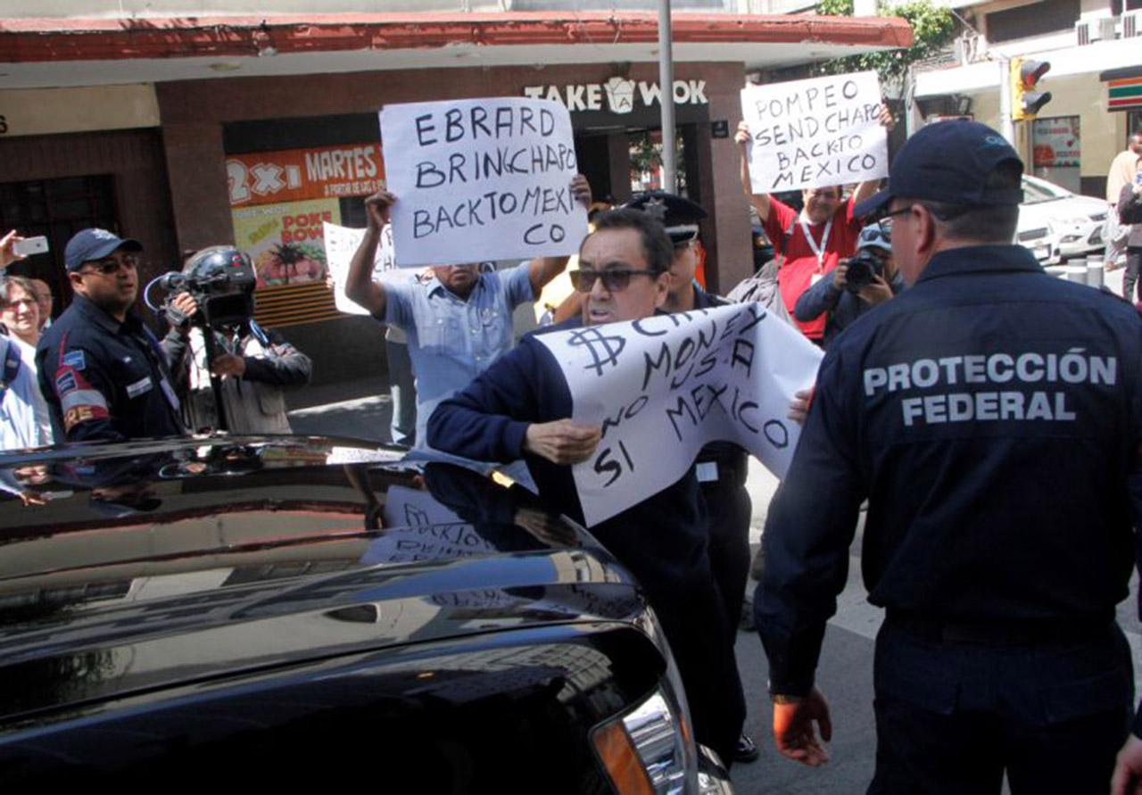 El abogado junto a un grupo de 10 personas, trataron de interceptar el vehículo de Mike Pompeo, Secretario de estado de Estados Unidos