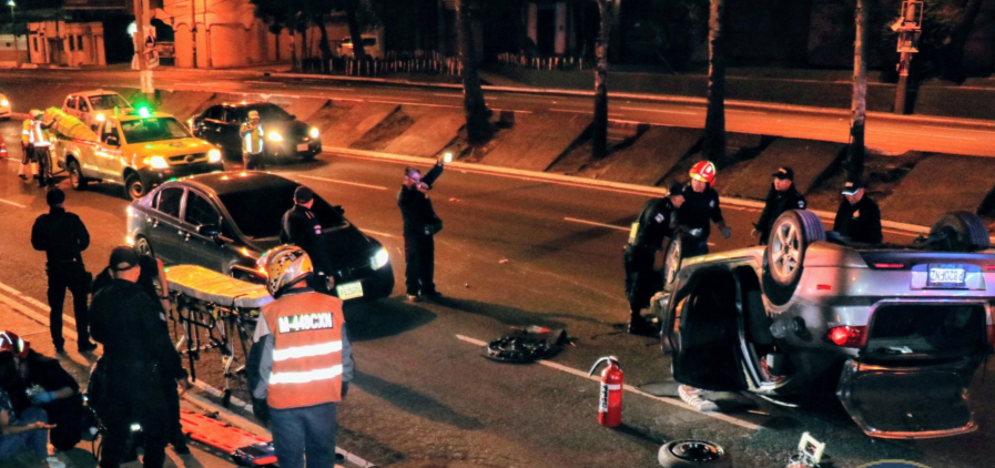 Vehículo vuelca tras aparatoso accidente