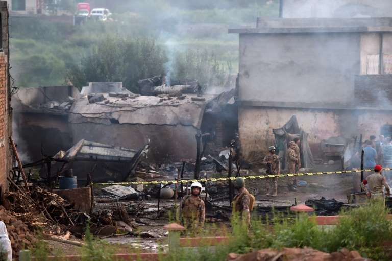 Avión se estrella en Paquistán