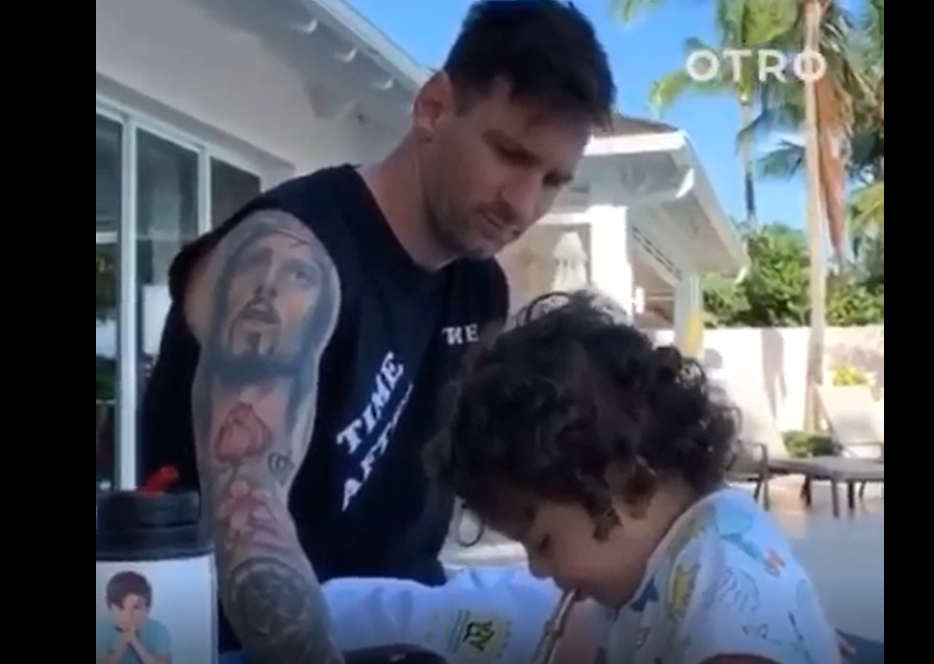 Messi atendiendo a Ciro