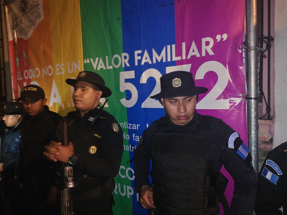 Denuncian abusos de la PNC en fiesta de la diversidad sexual