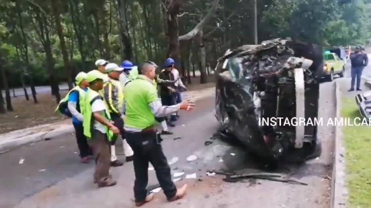 Por excesiva velocidad vehículo vuelca y derriba postes