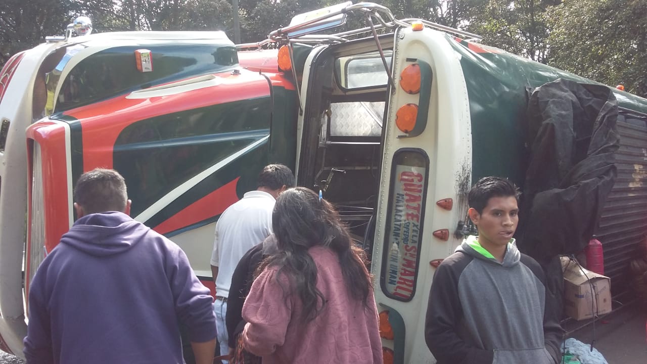 Bus vuelca en ruta a Occidente