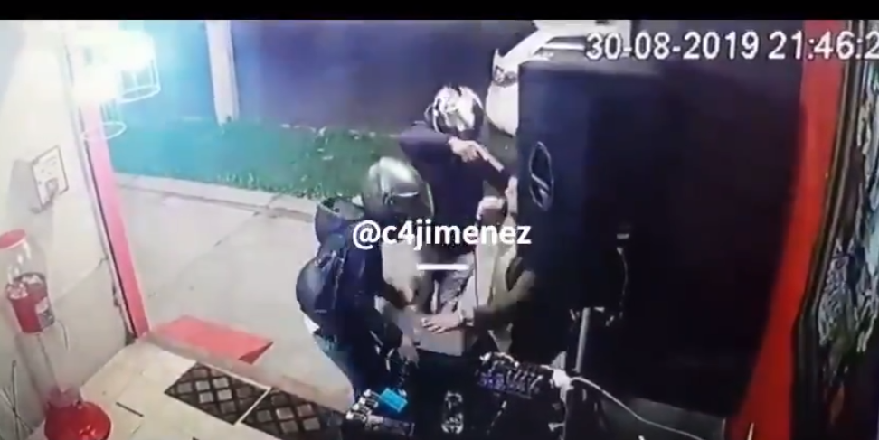 Ladrones roban pertenencias a cantante