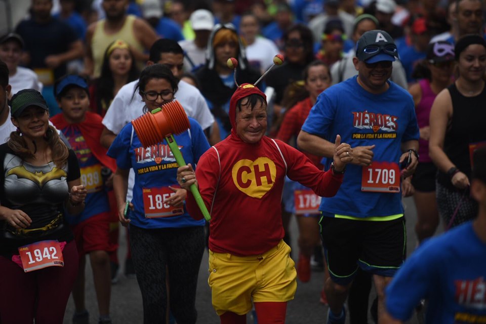 Colorido y disfraces en carrera Héroes