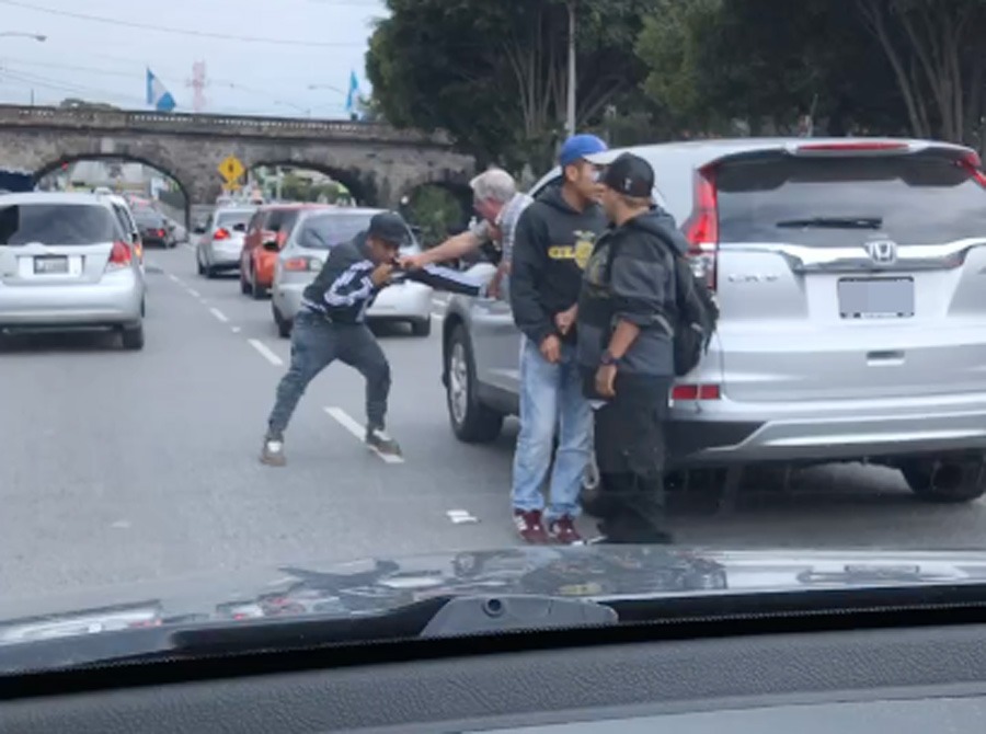 Graban a ladrones agrediendo a automovilista de la tercera edad en la zona 4