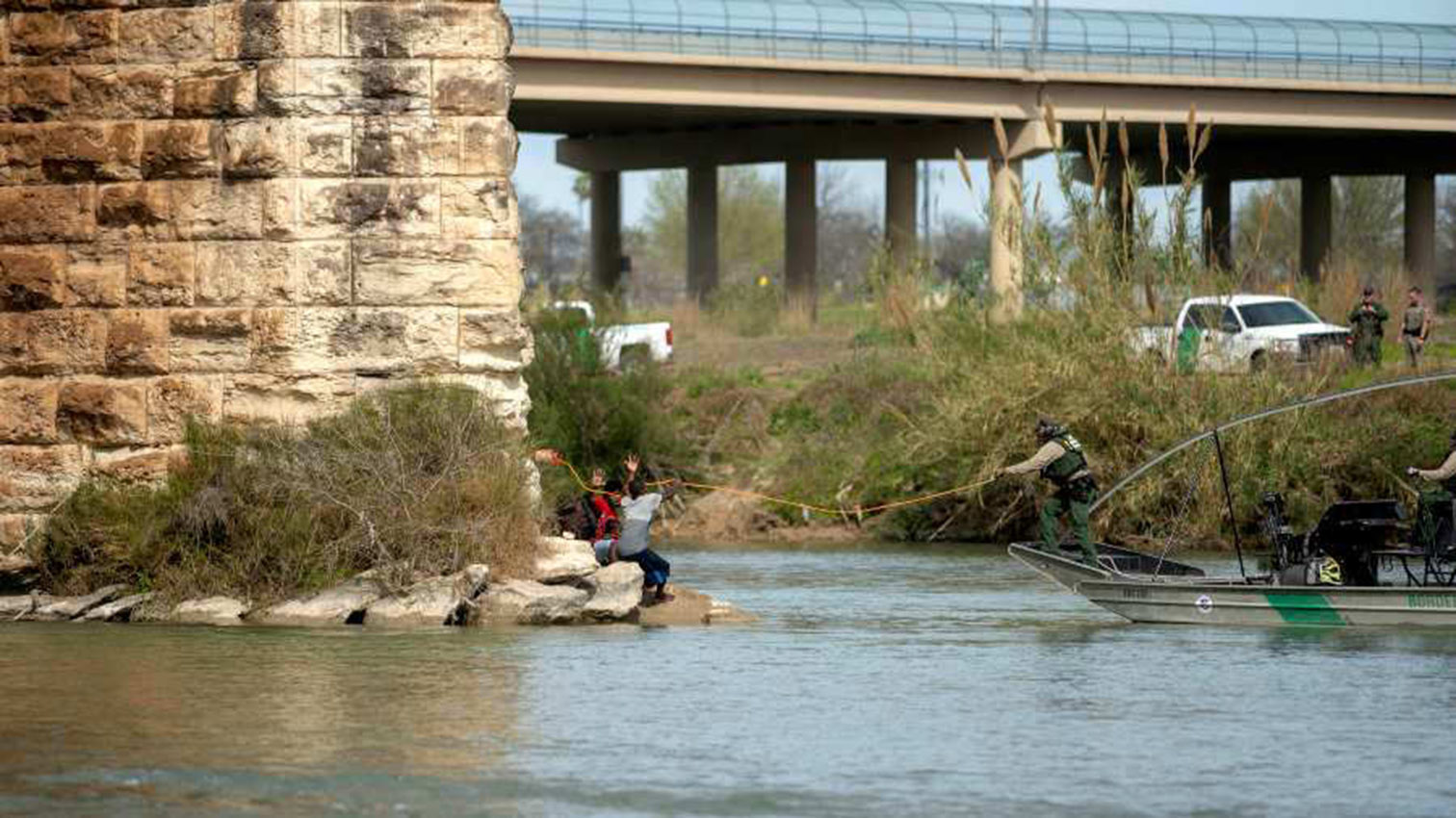 Madre migrante y su pequeño hijo mueren ahogados al intentar cruzar a EEUU