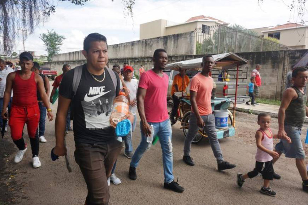 Migrantes varados en frontera sur de México anuncian marcha hacia la capital