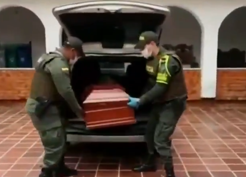 Policía hace sopresivo hallazgo en carro fúnebre