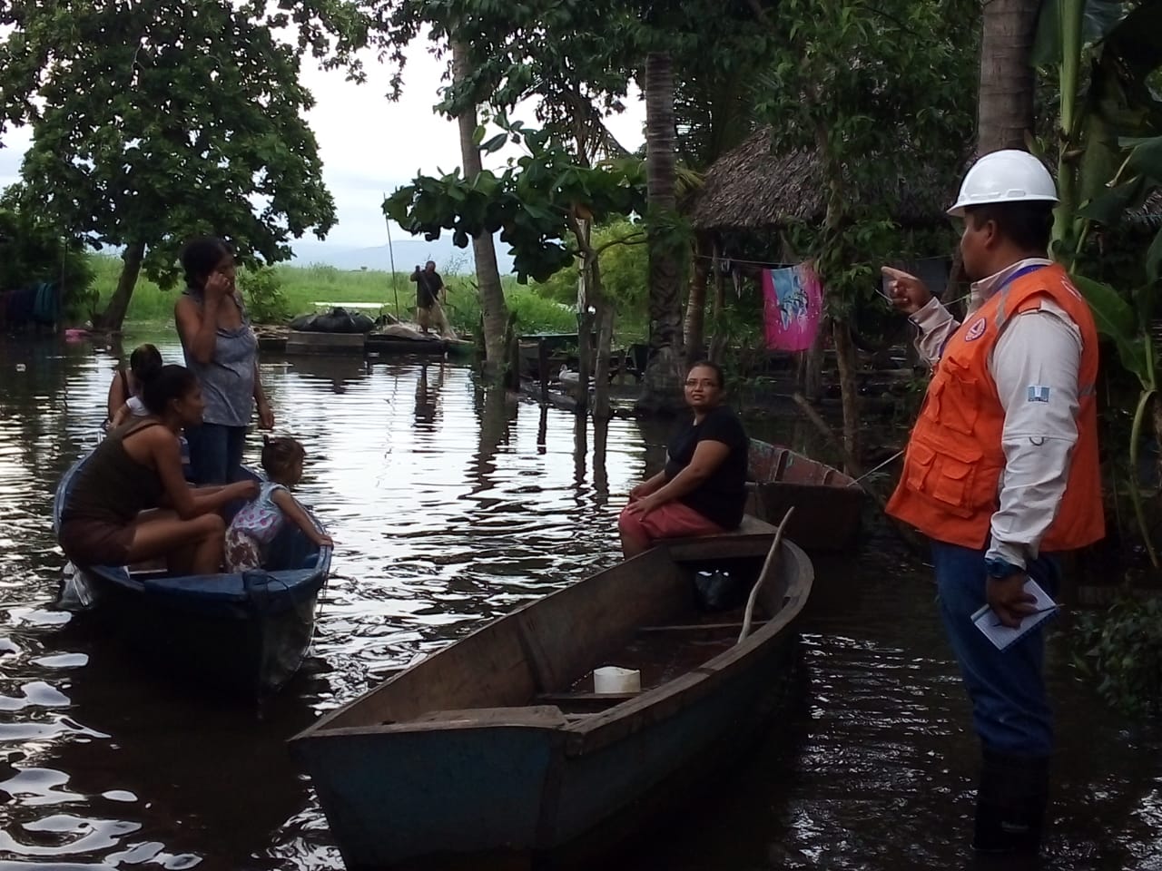 Constante lluvia genera inundaciones y derrumbes en seis departamentos