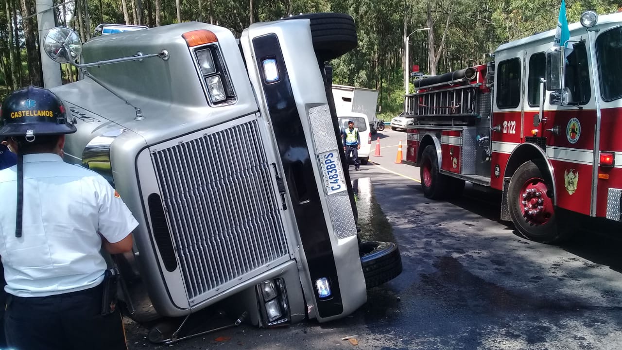 Tráiler vuelca y cae encima de peatones en paso a desnivel de Bárcena