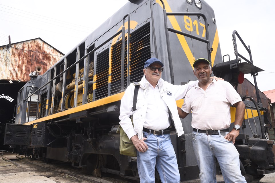 Don Mario y don Roberto son los maquinistas que operarán el tren 917 de la ciudad