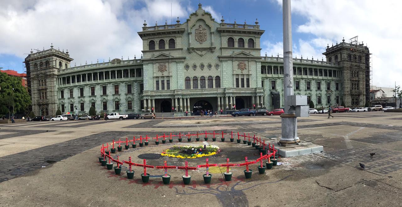 Empresarios llaman a la cordura en la Plaza de la Constitución.