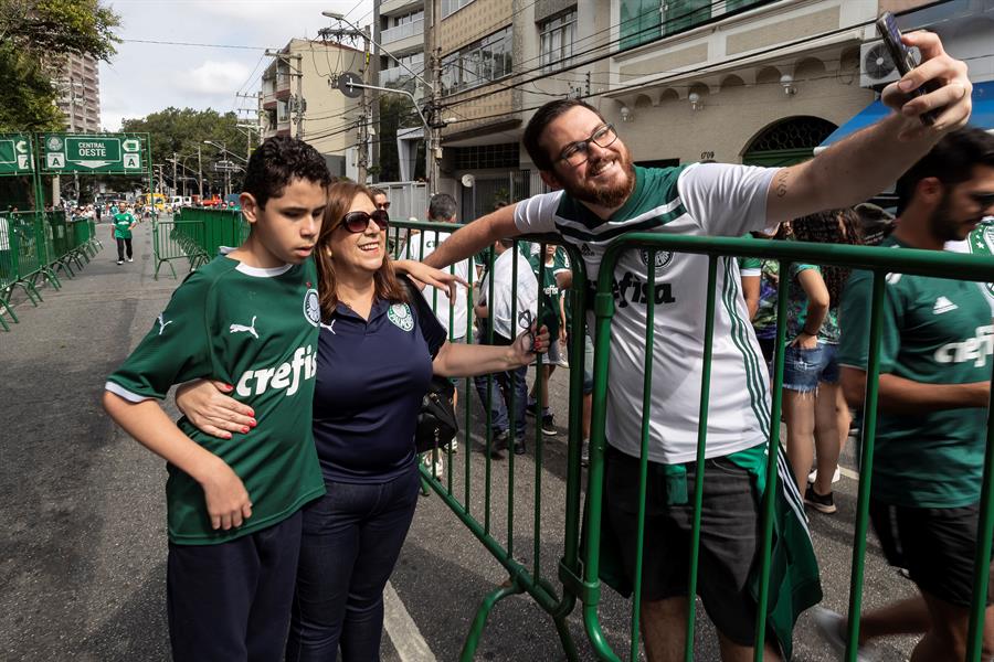 Conozca a Silvia la mujer que narra los partidos de fútbol a su hijo ciego