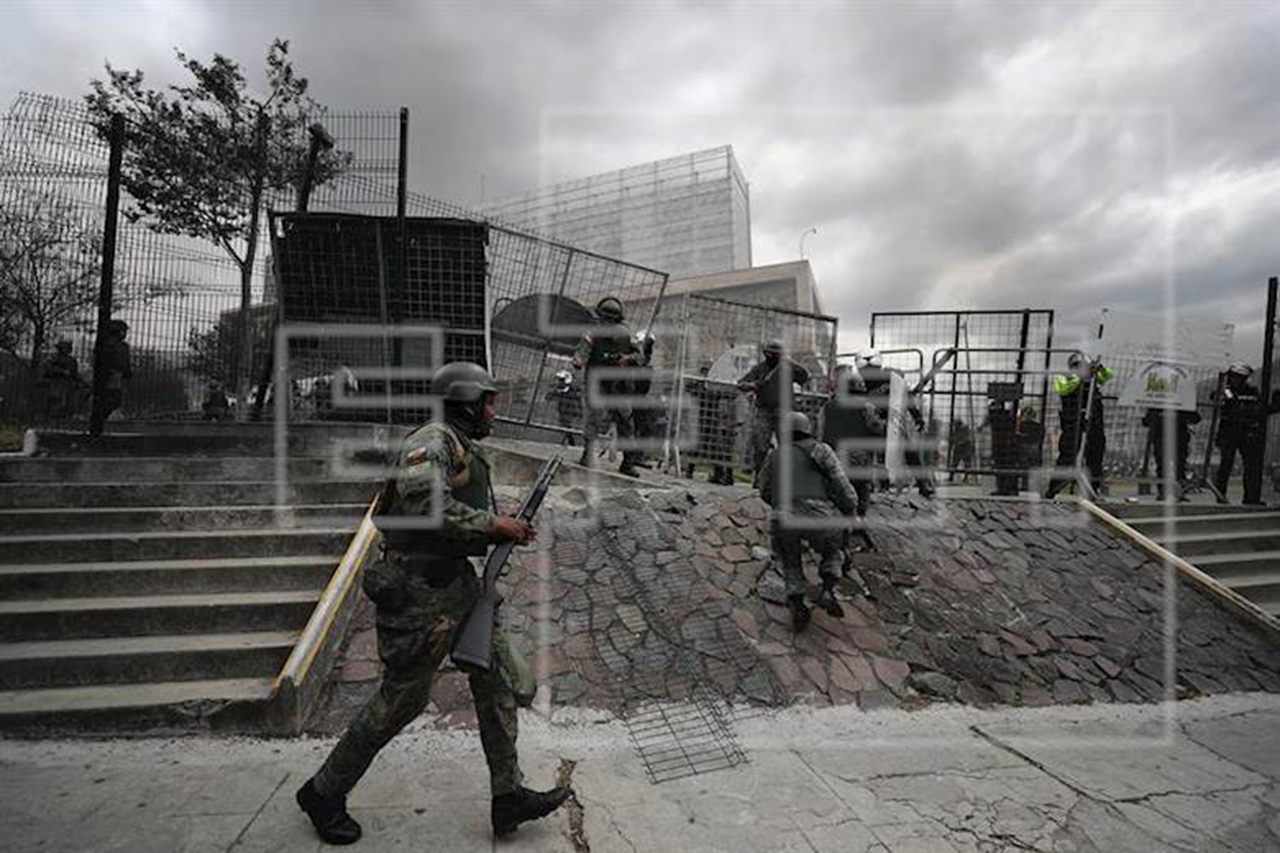 Fuerzas toman el control del Parlamento en Ecuador tras asalto de manifestantes