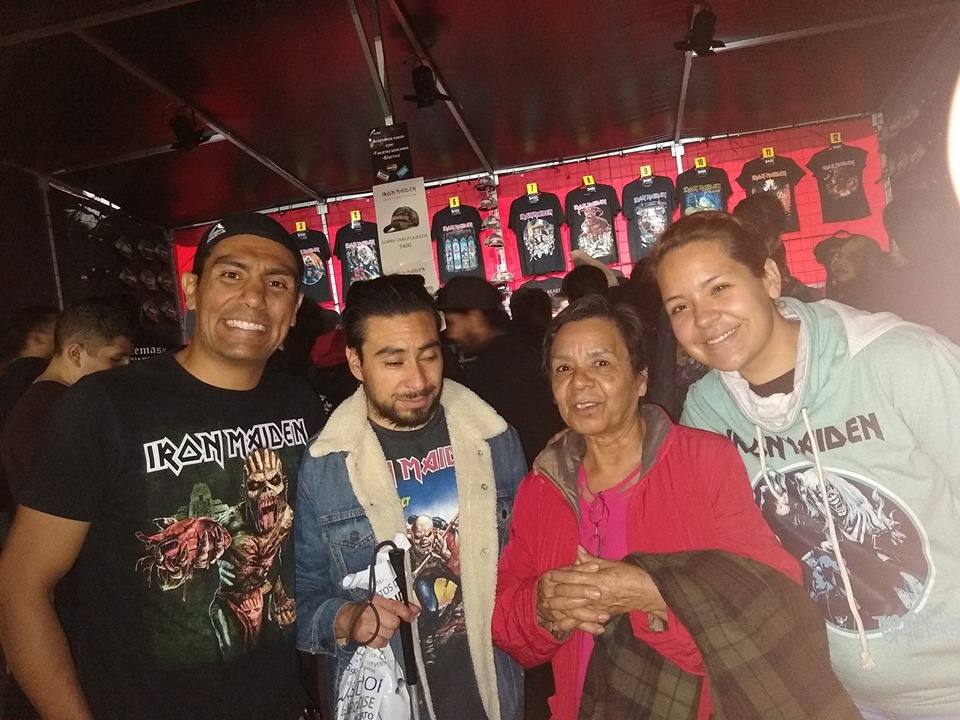 Madre acompaña a su hijo no vidente a concierto de Iron Maiden