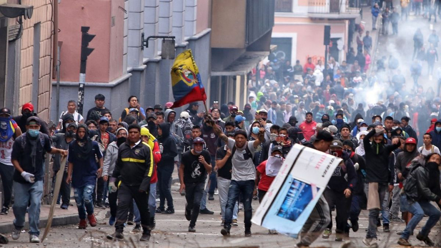 Manifestantes marchan en Quito contra el alza de combustibles