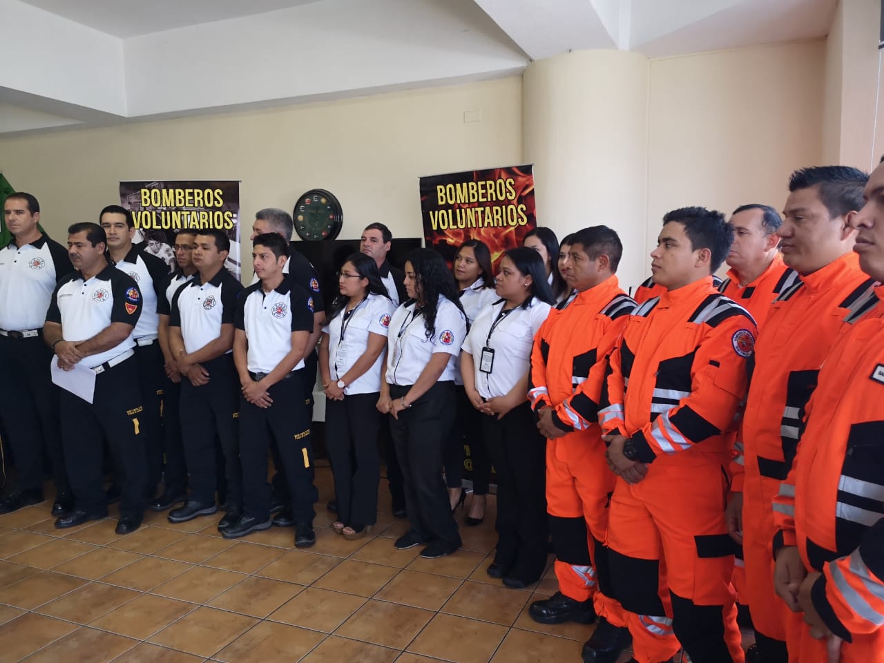 Nuevos uniformes de los bomberos voluntarios