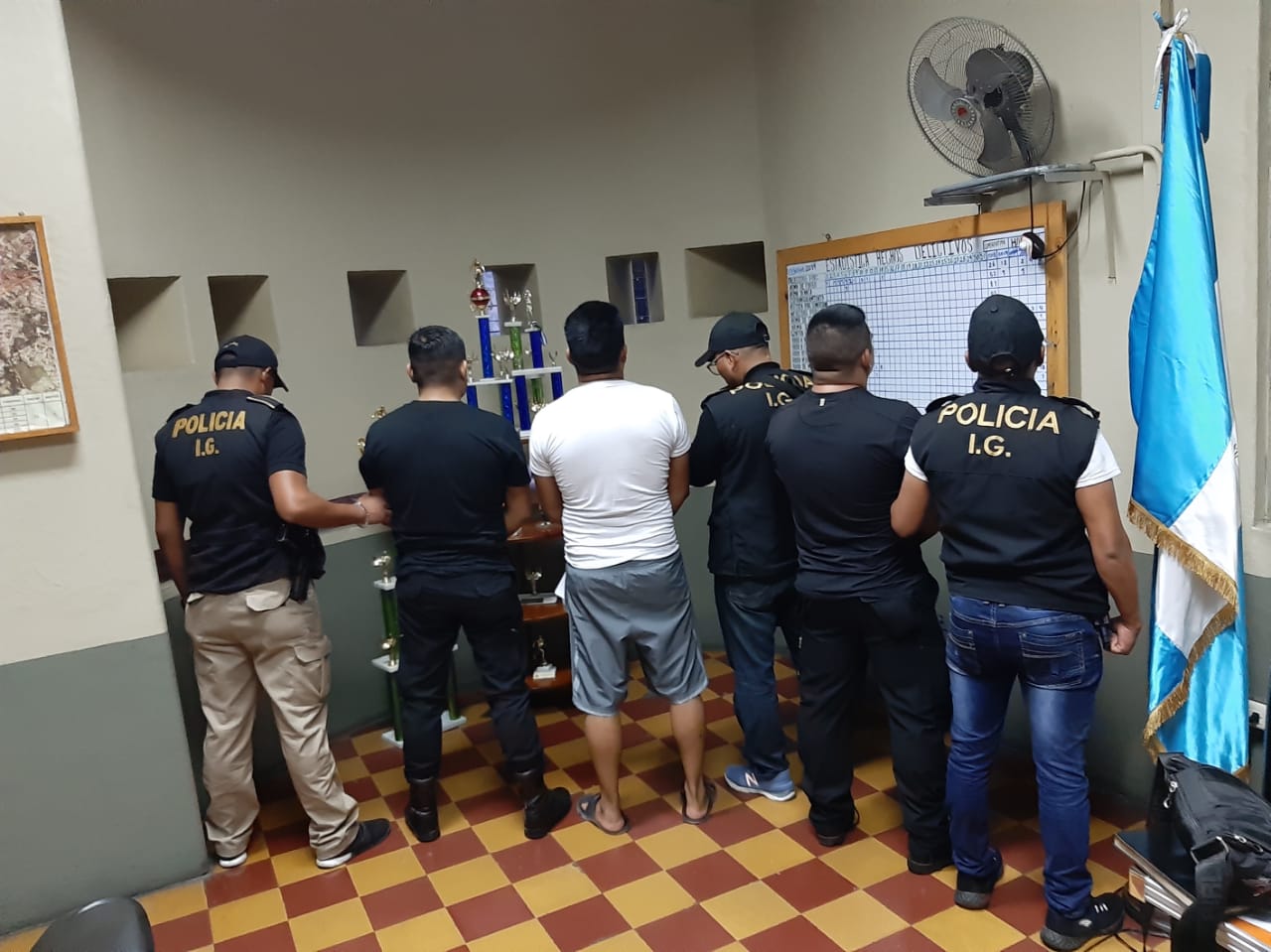 PNC busca a 8 agentes acusados de allanamiento ilegal en Escuintla