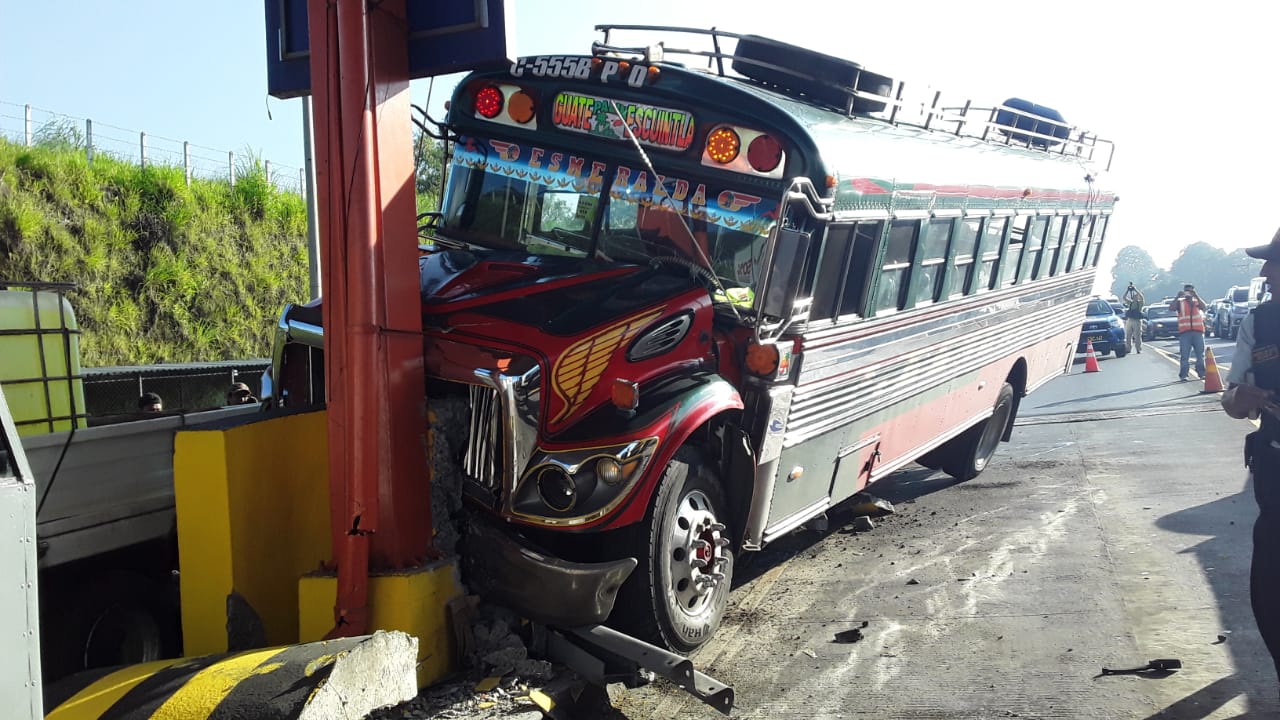 Bus se estrella contra peaje de autopista Palín-Escuintla